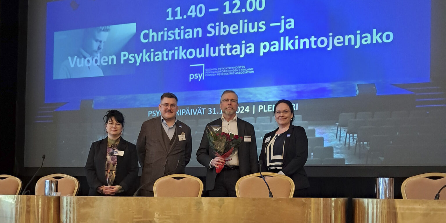 Christian Sibelius palkinnon saaja Pekka Tani sekä Suomen Psykiatriyhdistyksen hallitusten jäseniä Psykiatripäivillä syksy 2024